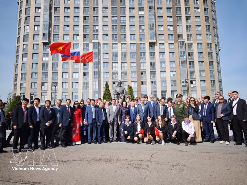Vietnamese Ambassador to Russia Dang Minh Khoi, Chairman of the St. Petersburg Committee on External Relations Evgeny Grigoriev, Vice Chairman of the committee Vyacheslav Kalganov, and Deputy Chairman of the Legislative Assembly of the city Nikolay Bondarenko led a delegation in laying red carnations before the statue of President Ho Chi Minh (Photo: VNA)
