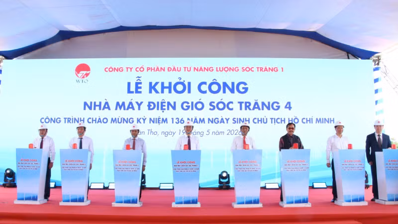 Delegates at the groundbreaking ceremony for the Soc Trang 4 wind power plant project
