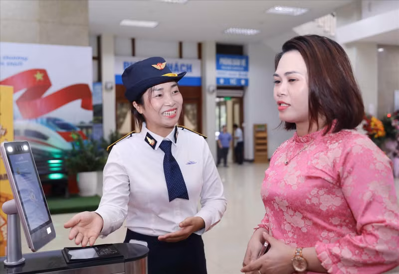 The biometric ticket authentication system using chip-based ID cards is officially operational at Ha Noi Station. (Photo: VNA)