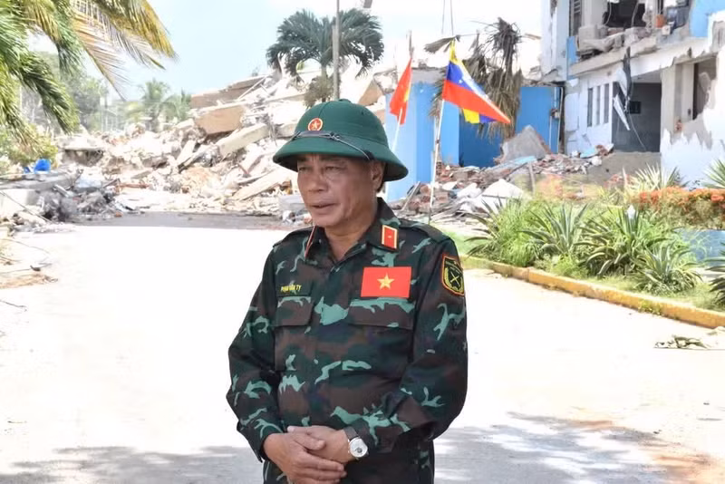 Maj. Gen. Pham Van Ty, Deputy Director of the Rescue and Salvage Department, speaks to reporters (Photo: VNA)