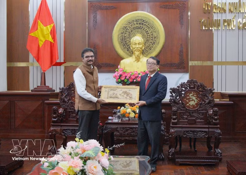 Indian Consul General in Ho Chi Minh City Vipra Pandey (left) presents a gift to Vice Chairman of the People's Committee of Can Tho Nguyen Van Khoi at the meeting on March 30. (Photo: VNA)