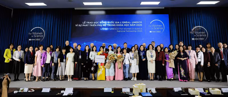Female intellectuals honoured at the award ceremony of the 2025 L’Oréal–UNESCO For Women in Science scholarship programme, held in December 2025. (Photo: Viet Nam Academy of Science and Technology)