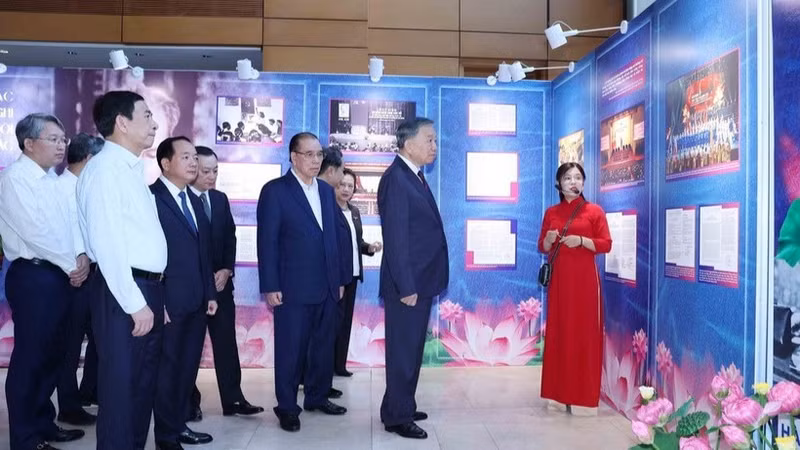 General Secretary of the Communist Party of Viet Nam Central Committee and President To Lam, and other Party and State leaders visit an exhibition themed “Simple yet noble examples” on September 3. (Photo: VNA)
