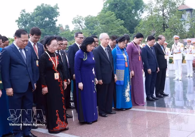 Delegates attending the 11th National Congress of the Viet Nam Fatherland Front lay a wreath in tribute to fallen heroes and martyrs in Ha Noi on May 11. (Photo: VNA)