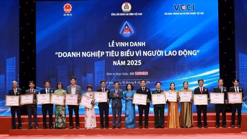 Labour Confederation honours 28 outstanding enterprises for dedication to workers