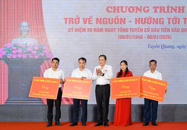 National Assembly Chairman Tran Thanh Man (R) presents gifts to schools and general clinic in Tan Trao (Phojtoo: NDO/DUY LINH)