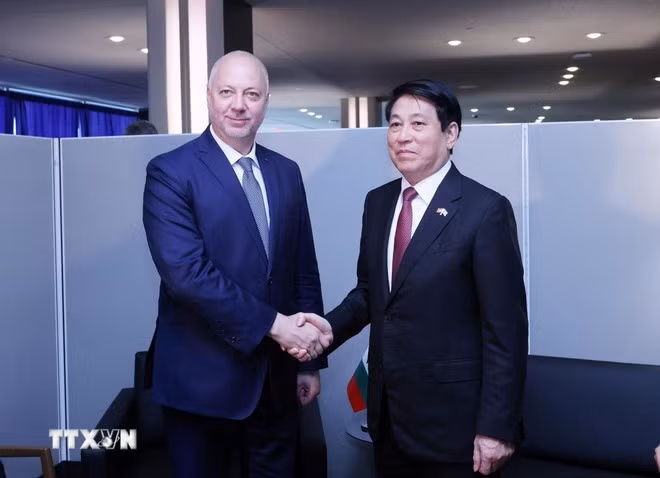 President Luong Cuong (R) meet with Bulgarian Prime Minister Rosen Zhelyazkov. (Photo: VNA)