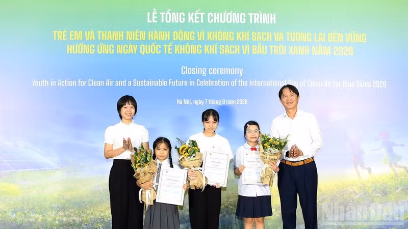 Winners of the “I Tell My Story About Air” creative challenge honoured at the ceremony 