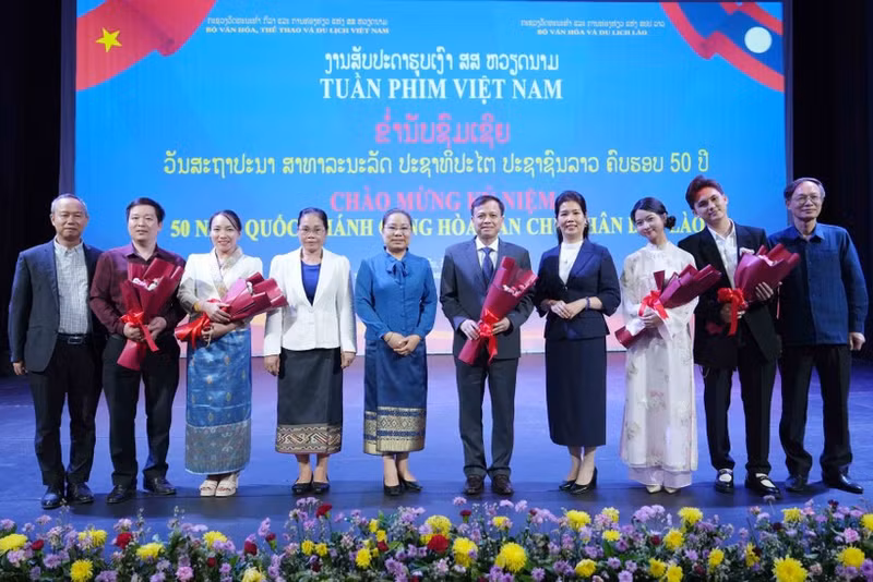 Vietnamese and Lao delegates take a group photo at the closing ceremony of Viet Nam Film Week in Vientiane (Photo: VNA)