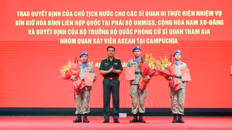Senior Lieutenant General Nguyen Truong Thang, Deputy Minister of National Defence (second, left), presents the decisions to three officers departing for peacekeeping duties at the UN Mission in South Sudan (UNMISS) (Photo: NDO)