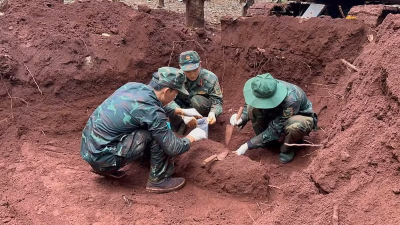 Soldiers from Team K76 recover martyrs’ remains in Loc Ninh Ward, Dong Nai City. (Photo: Team K76)