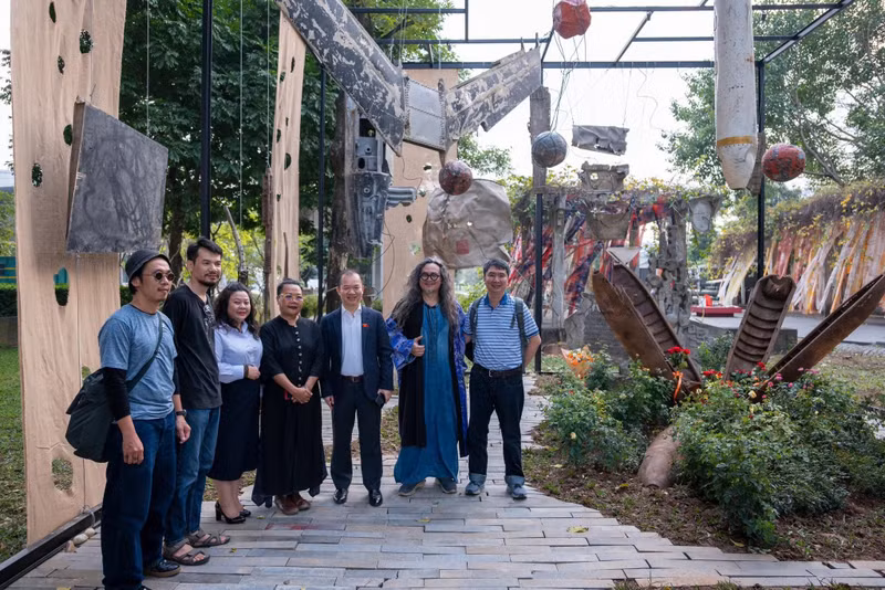 Fragments of aircraft wreckage and a bomb transformed into symbols of war and peace at the Ha Noi Museum (Photo: Ha Noi Museum)
