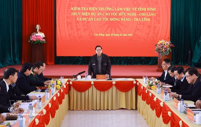 Prime Minister Pham Minh Chinh works with local authorities as well as forces engaging in the construction of the Huu Nghi–Chi Lang and Dong Dang–Tra Linh expressway projects. (Photo: VNA)