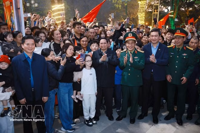 Prime Minister Pham Minh Chinh meets with local residents in Dong Khe resettlement area. (Photo: VNA)