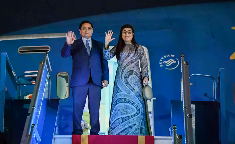 Prime Minister Pham Minh Chinh and his spouse Le Thi Bich Tran leave Ha Noi in the early morning of June 5 for attendance at the 3rd United Nations Ocean Conference (UNOC 3) and bilateral activities in France; and official visits to Estonia and Sweden. (Photo: VNA) 