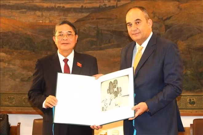 Vice Chairman of the National Assembly Nguyen Duc Hai (L) and First Vice-President of the Hellenic Parliament of Greece Ioannis Plakiotakis. (Photo: VNA)