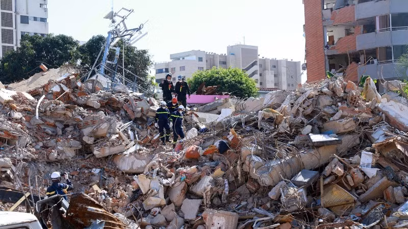 Vietnamese military personnel search for victims in a rubble in Venezuela. (Photo: NDO)