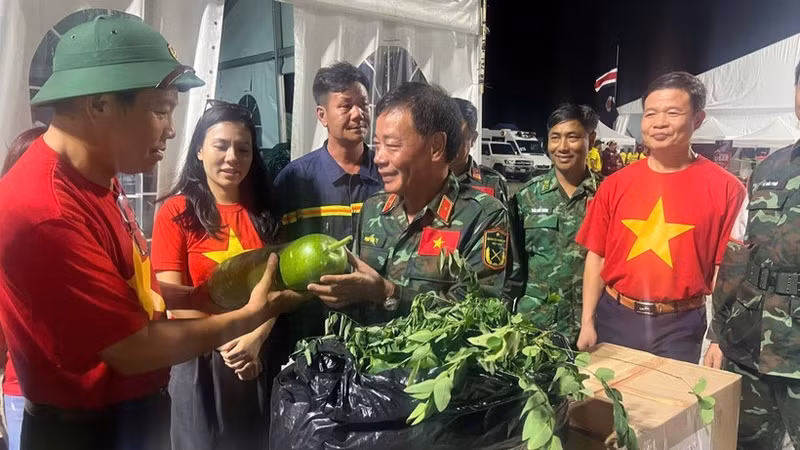 Ambassador Vu Trung My presents gifts to Vietnamese search and rescue team carrying out international humanitarian duties in La Guaira state of Venezuela (Photo published by VNA)