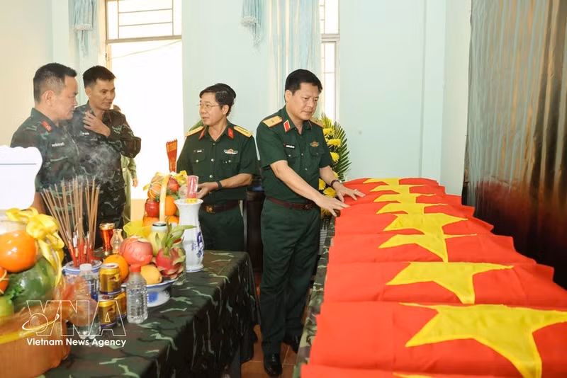 Officers of Army Corps 34 take care of the recovered remains of 12 fallen soldiers from Doch1 village in Ia Ly commune of the central province of Gia Lai. (Photo: VNA)