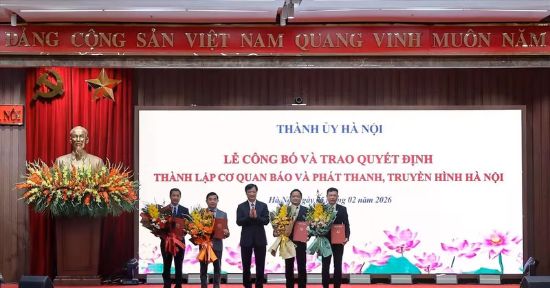 Secretary of the Ha Noi Party Committee Nguyen Duy Ngoc (centre) and the new board of directors at the Ha Noi Press and Radio-Television Agency. (Photo: VNA)
