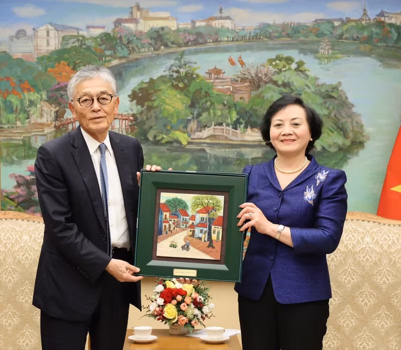 Deputy Prime Minister Pham Thi Thanh Tra (R) receives President and CEO of Japan’s erex Co., Ltd. Honna Hitoshi (Photo: VGP)