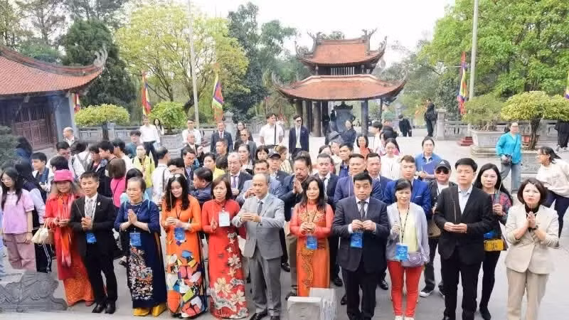 A delegation of Overseas Vietnamese offers incense in tribute to the Hung Kings at the Hung Temple Historical Site, Phu Tho Province. (Photo: State Committee for Overseas Vietnamese)