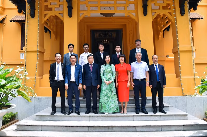 Deputy Minister of Foreign Affairs Le Thi Thu Hang (front row, fourth from left) and delegates at the meeting
