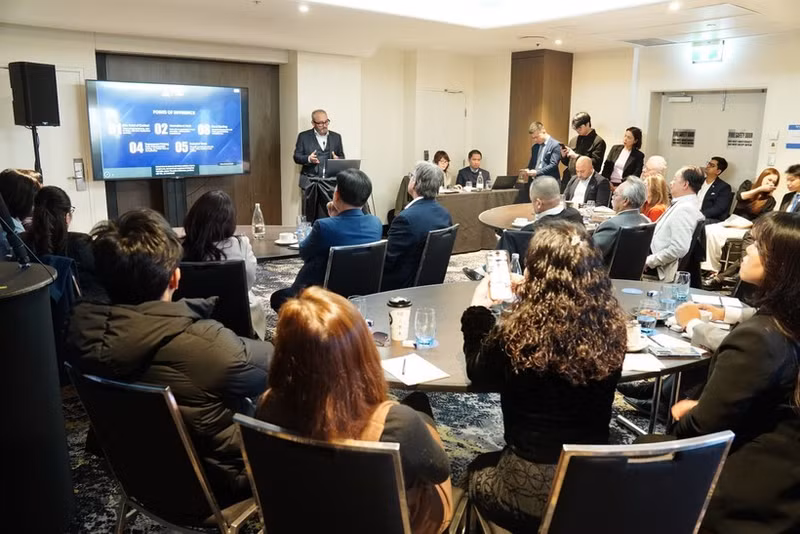 A corporate executive introduces the potential of Australia's construction material market (Photo: VNA)