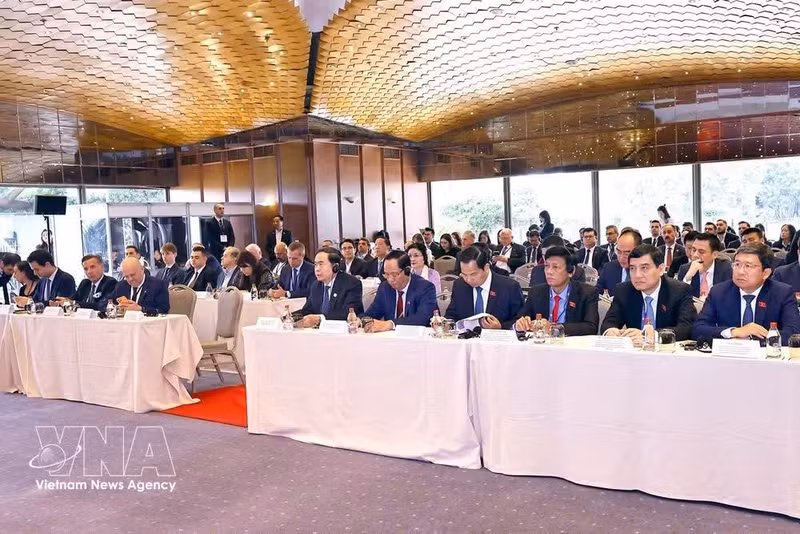 The policy dialogue draws a large number of delegates (Photo: VNA)