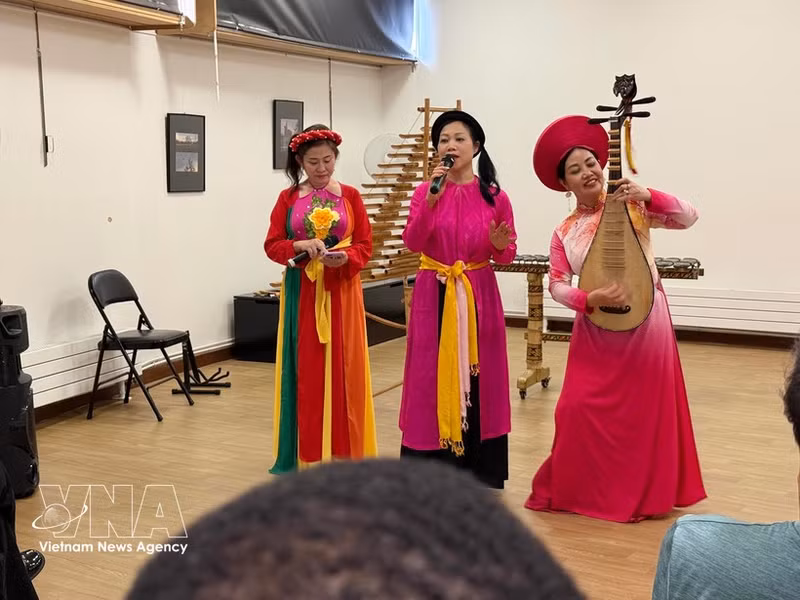 Artists perform the Vietnamese folk song “Trong Com” in a French-language adaptation. (Photo: VNA)