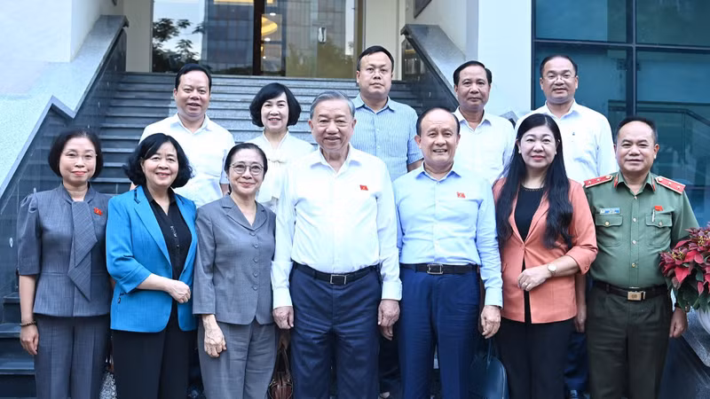 Party chief meets with voters in Ha Noi (Photo: NDO)