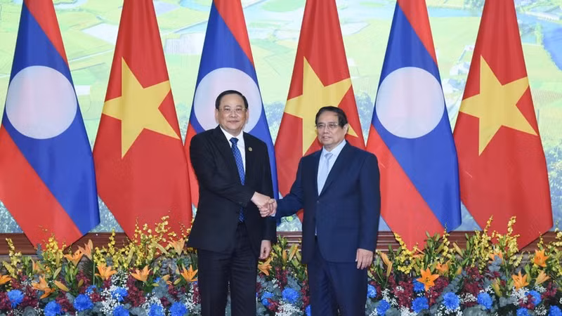 Vietnamese Prime Minister Pham Minh Chinh (R) and his Lao counterpart Sonexay Siphandone. (Photo: TRAN HAI)