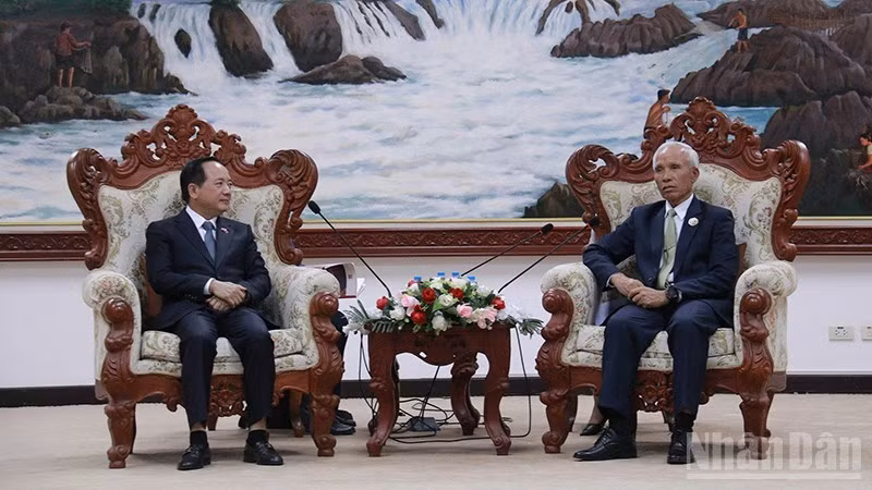 Secretary of the Communist Party of Vietnam (CPV) Central Committee and head of the committee's Commission for Communucation, Education, and Mass Mobilisation Trinh Van Quyet meets with Khamphanh Pheuyavong, Secretary of the Lao People's Revolutionary Party (LPRP) Central Committee and Chairman of the LPRP Central Committee’s Commission for Propaganda and Training in Vientiane on December 1, 2025. (Photo: NDO)