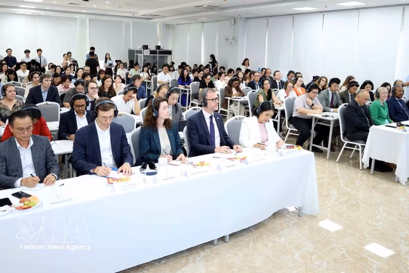 Participants in the international press briefing on May 26 (Photo: VNA)