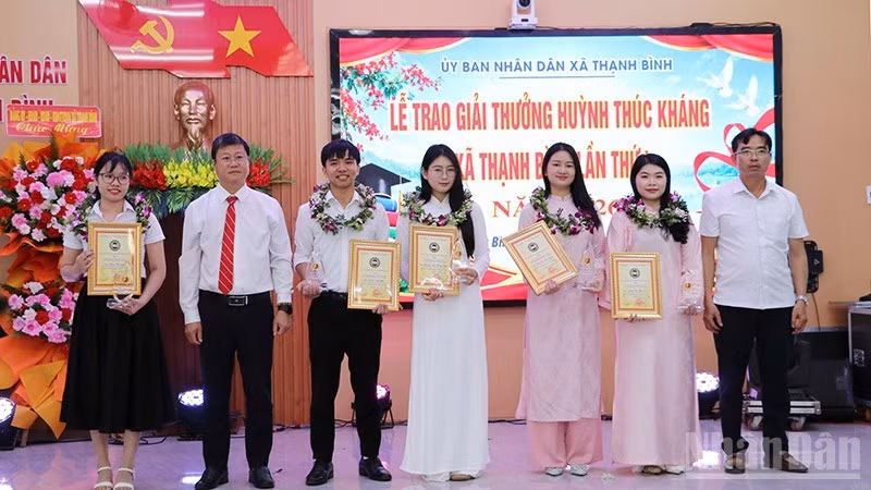 Students honoured with Huynh Thuc Khang Award 2026 at the ceremony