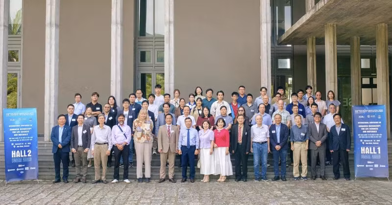 Participants pose for a group photo at the International Conference on Advanced Microscopy for Life Sciences and Materials held in Gia Lai on February 25. (Photo: ICISE)