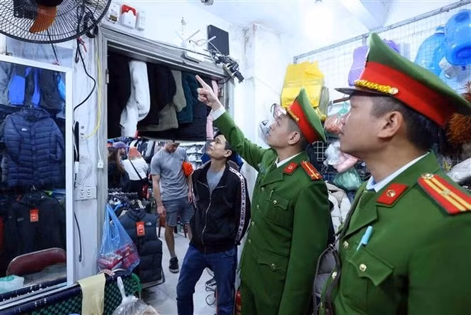 Public security officers and soldiers of Ha Noi inspect fire prevention and rescue work at a business household on Hang Dau street. (Photo: VNA)