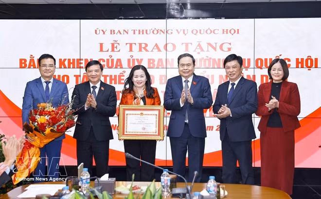 National Assembly Chairman Tran Thanh Man (third, right) presents the Certificate of merit to "Dai bieu Nhan dan" Newspaper (Photo: VNA)