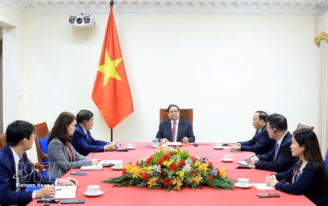 PM Pham Minh Chinh in the phone talks with his Singaporean counterpart Lawrence Wong. (Photo: VNA)