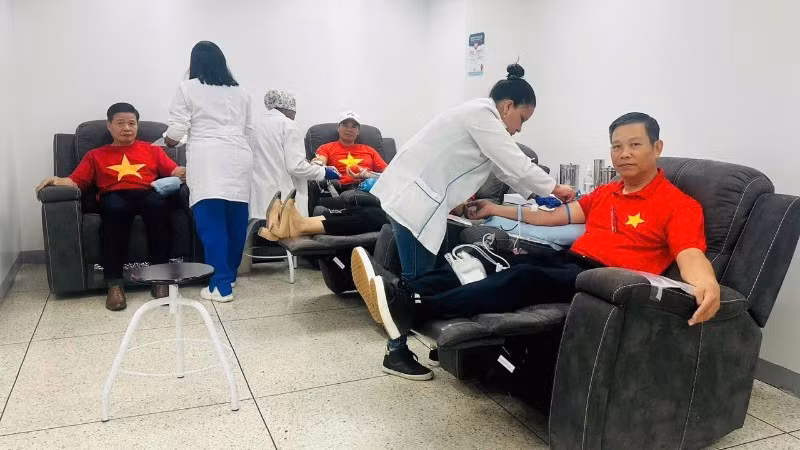 At noon on June 30, the second special flight carrying humanitarian aid from Viet Nam landed at Simon Bolivar International Airport, Maiquetira, La Guaira state, Venezuela (Photo: Vietnamese Embassy in Venezuela)