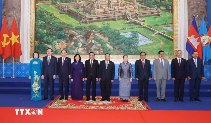 Vietnamese and Cambodian officials at the talks between Politburo member and Permanent member of the Communist Party of Viet Nam Central Committee’s Secretariat Tran Cam Tu and Chairman of the Standing Board of the Cambodian People's Party Central Committee Samdech Say Chhum in Phnom Penh on April 10. (Photo: VNA)
