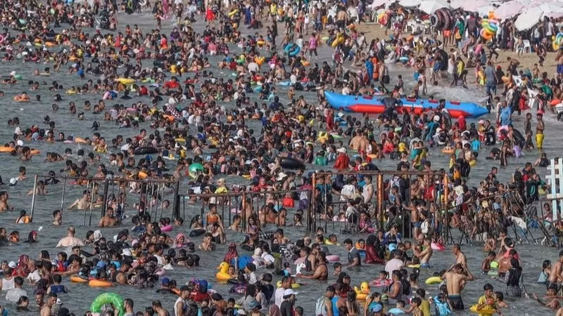 People cool off at a beach of the Mediterranean Sea during a heatwave in Alexandria, Egypt, on July 23, 2024. (Photo: THX/VNA)
