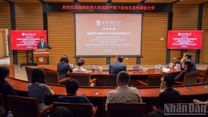 Vietnamese Ambassador to China Pham Thanh Binh speaks at the event (Photo: NDO)