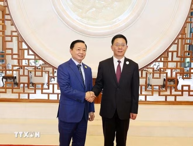 Deputy Prime Minister Tran Hong Ha (L) and Governor of Yunnan province Wang Yubo (Photo: VNA)