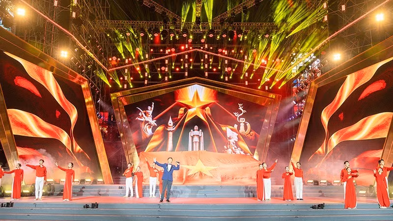 A performance at at the “Proud Viet Nam Moves Steadfastly Forward” art programme 