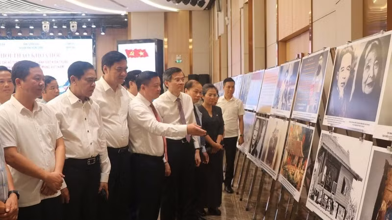 Delegates at an exhibition on the life and revolutionary career of Comrade Ho Tung Mau, held on June 14 in Nghe An province. (Photo: VNA)