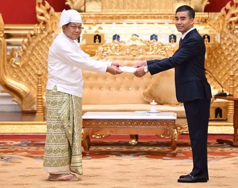 Vietnamese Ambassador to Myanmar Nguyen Anh Duc presents his credentials to Myanmar President Min Aung Hlaing. (Photo: Vietnamese Embassy in Myanmar)
