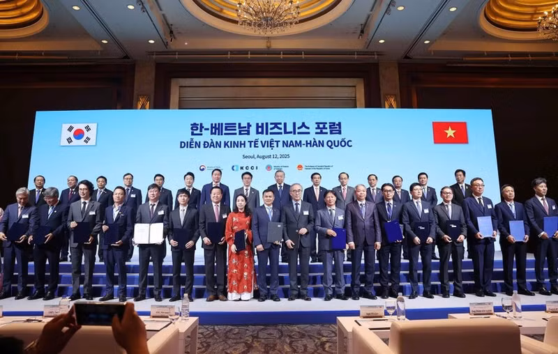 At the MoU exchange during Viet Nam - RoK Economic Forum (Photo: VNA)
