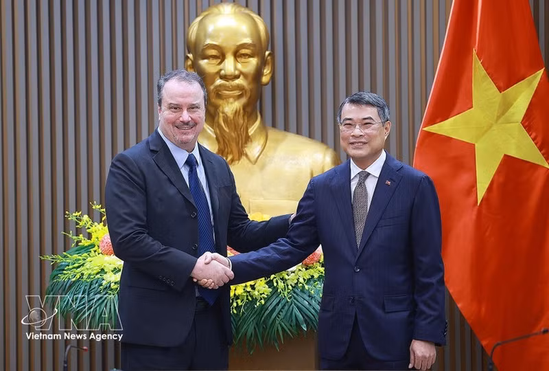 Prime Minister Le Minh Hung (R) and Ambassador Rick Switzer, Deputy US Trade Representative, in Ha Noi on May 20, 2026. (Photo: VNA)