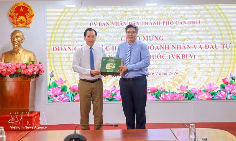 Vice Chairman of the municipal People’s Committee Vuong Quoc Nam and Chairman of the Viet Nam–Korea Business and Investment Association Tran Hai Linh pose for a commemorative photo. (Photo: VNA)